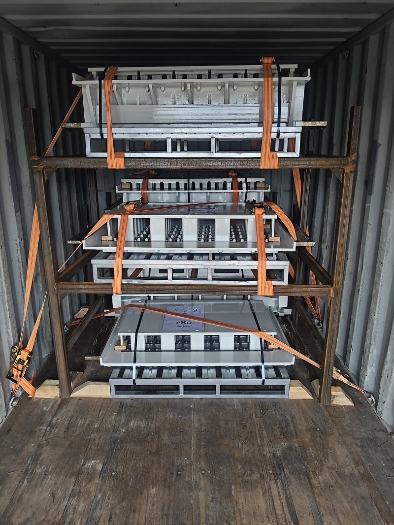 Malalim na nililinang ang mga merkado sa ibang bansa, ang kalidad ay nakakakuha ng pagkilala! Ang PRO MOLD brick machine molds ay matagumpay na naipadala sa Europe.